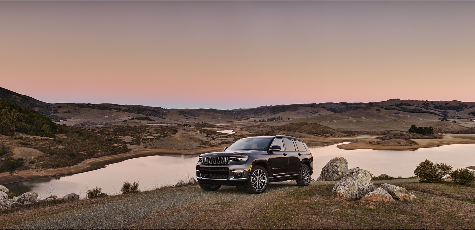 Jeep Grand Cherokee уезжающий вдаль
