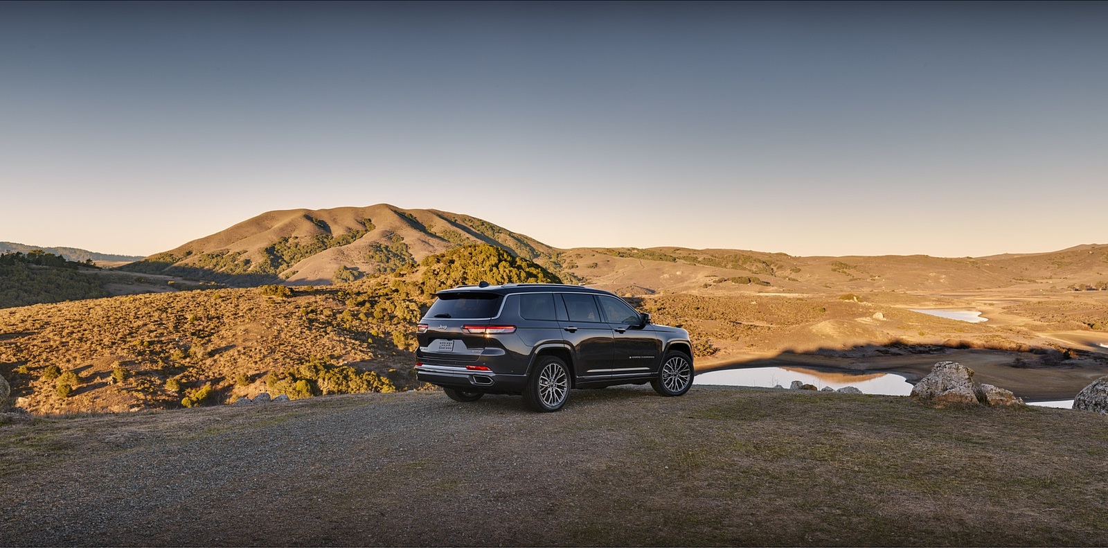 Jeep Grand Cherokee уезжающий вдаль