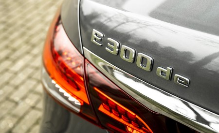 2021 Mercedes-Benz E 300 de Diesel Plug-In Hybrid (UK-Spec) Badge Wallpapers 450x275 (139)