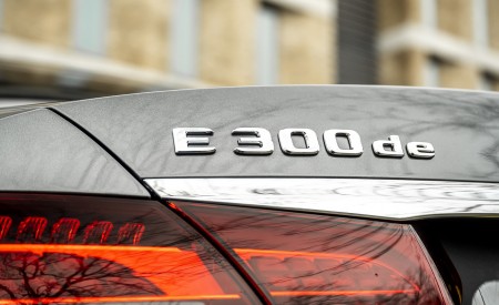 2021 Mercedes-Benz E 300 de Diesel Plug-In Hybrid (UK-Spec) Badge Wallpapers  450x275 (137)