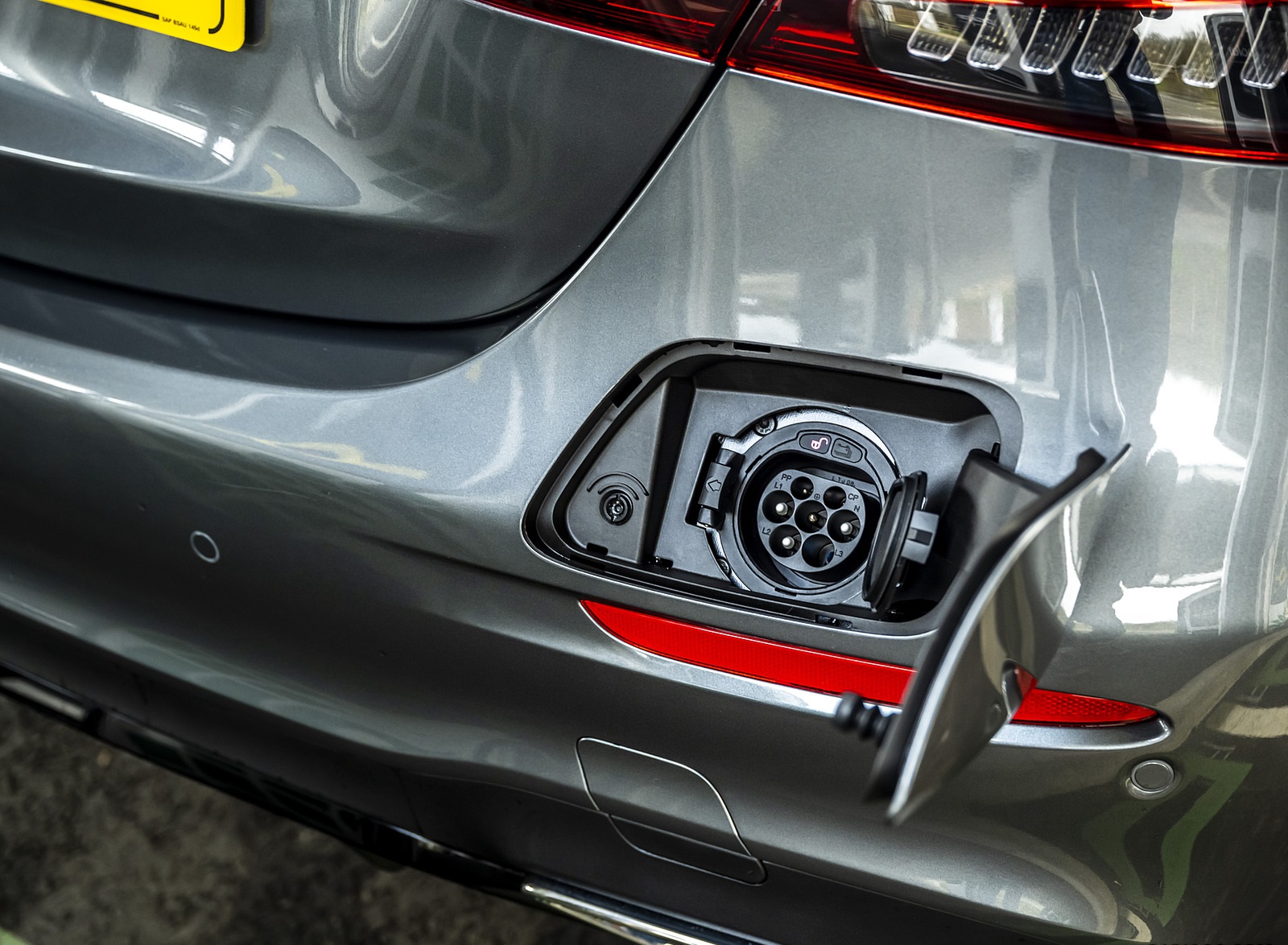2021 Mercedes-Benz E 300 de Diesel Plug-In Hybrid (UK-Spec) Charging Port Wallpapers #140 of 167