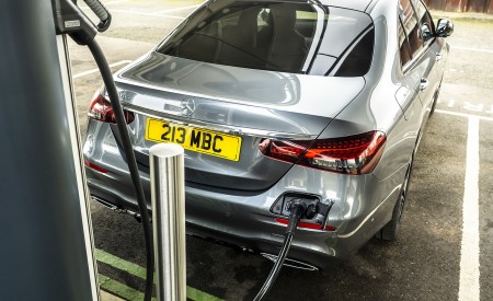 2021 Mercedes-Benz E 300 de Diesel Plug-In Hybrid (UK-Spec) Charging Wallpapers 450x275 (142)
