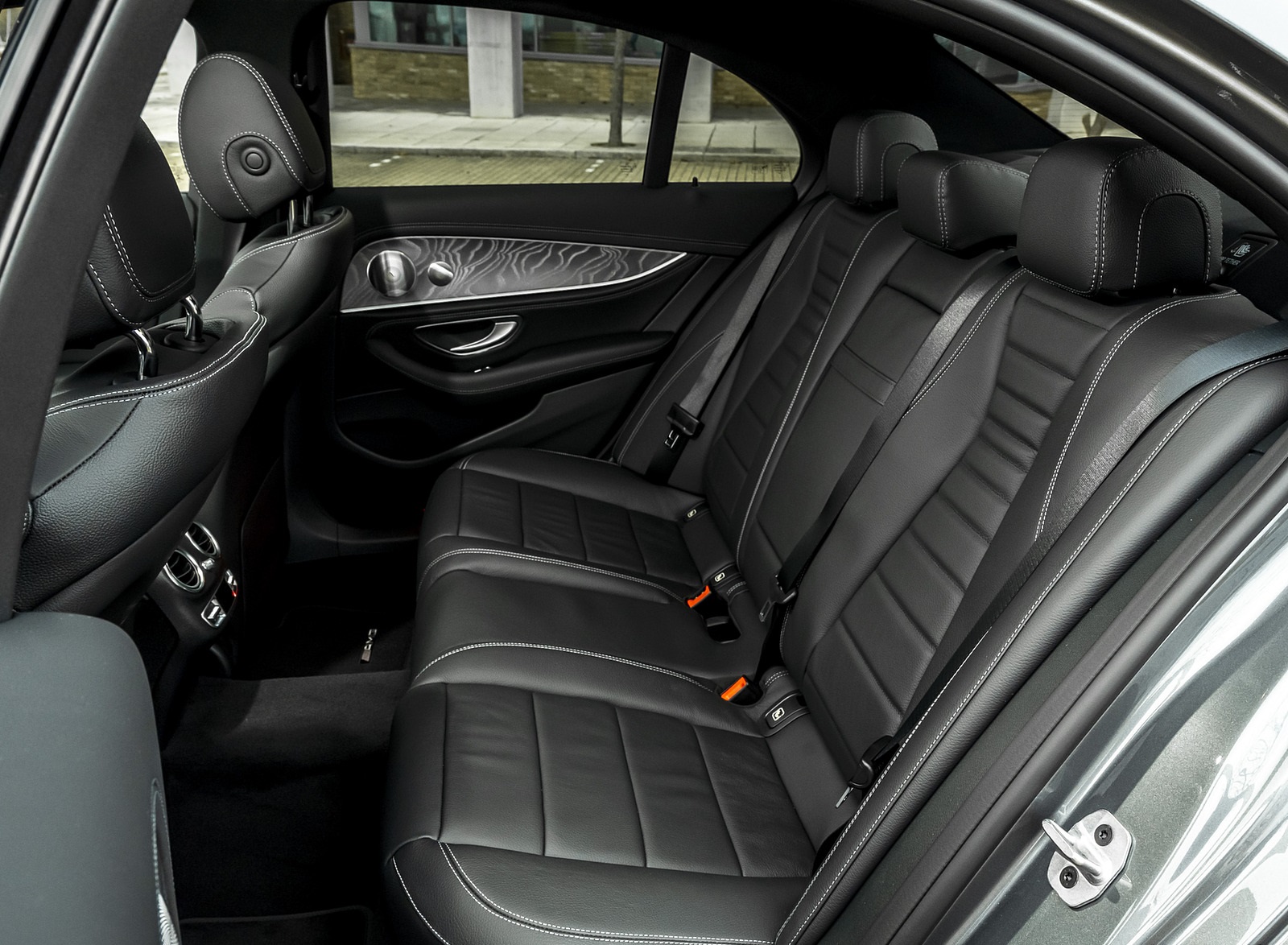 2021 Mercedes-Benz E 300 de Diesel Plug-In Hybrid (UK-Spec) Interior Rear Seats Wallpapers #163 of 167