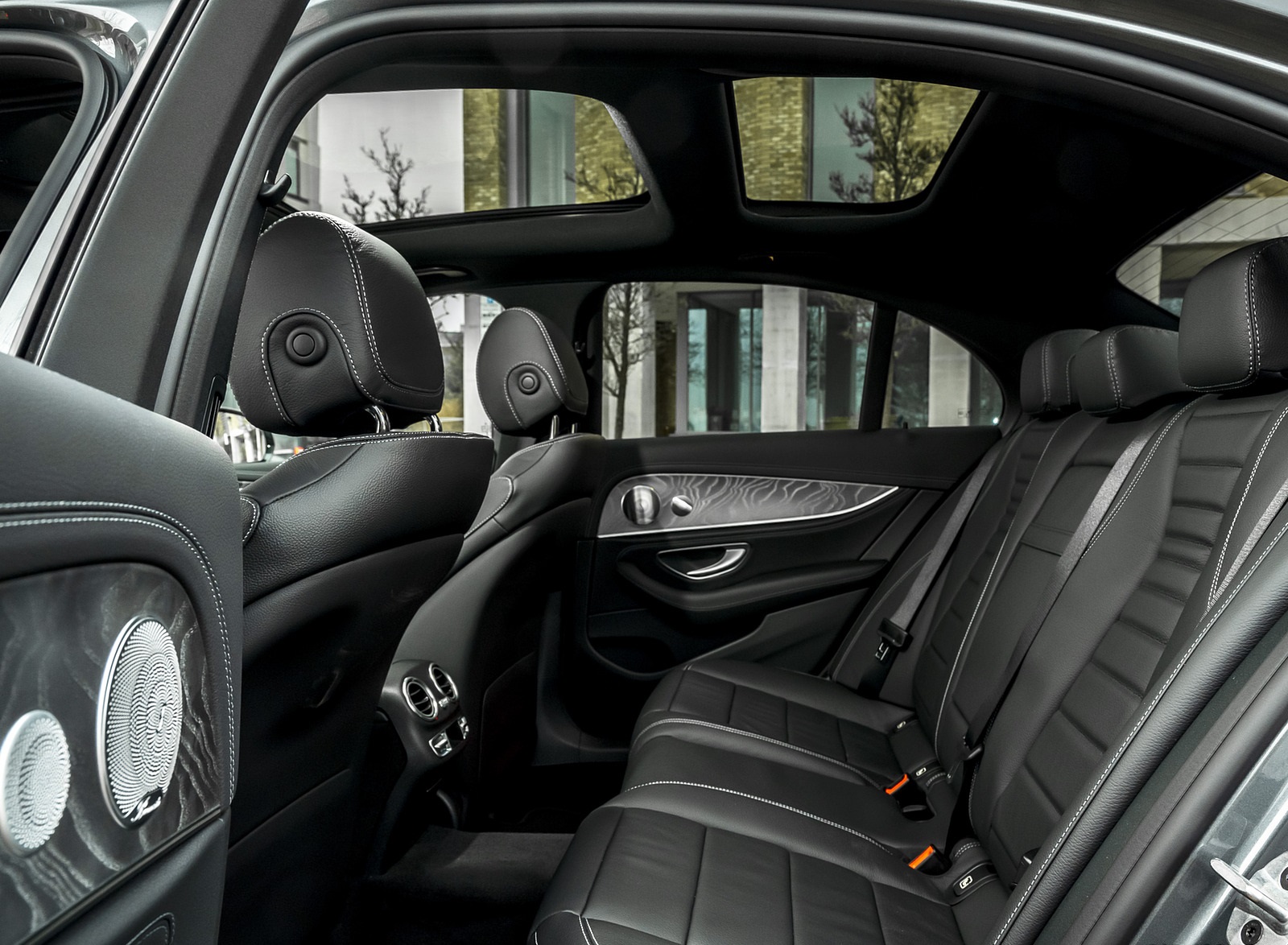 2021 Mercedes-Benz E 300 de Diesel Plug-In Hybrid (UK-Spec) Interior Rear Seats Wallpapers #164 of 167