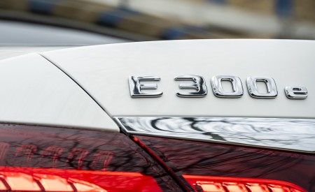 2021 Mercedes-Benz E 300 e Plug-In Hybrid (UK-Spec) Badge Wallpapers  450x275 (60)