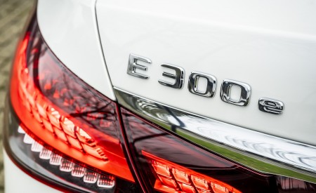2021 Mercedes-Benz E 300 e Plug-In Hybrid (UK-Spec) Badge Wallpapers  450x275 (57)