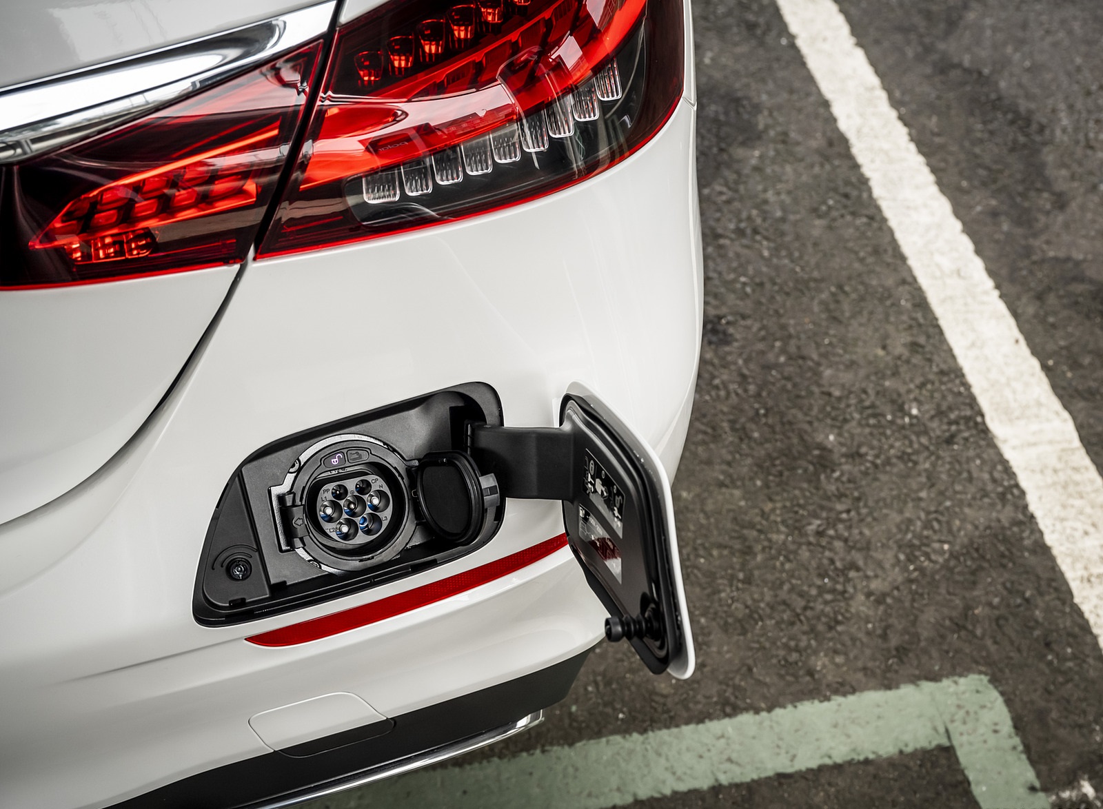 2021 Mercedes-Benz E 300 e Plug-In Hybrid (UK-Spec) Charging Port Wallpapers #61 of 167