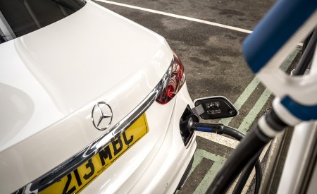 2021 Mercedes-Benz E 300 e Plug-In Hybrid (UK-Spec) Charging Wallpapers 450x275 (63)