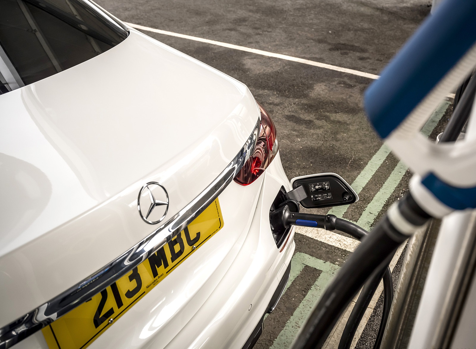 2021 Mercedes-Benz E 300 e Plug-In Hybrid (UK-Spec) Charging Wallpapers #63 of 167