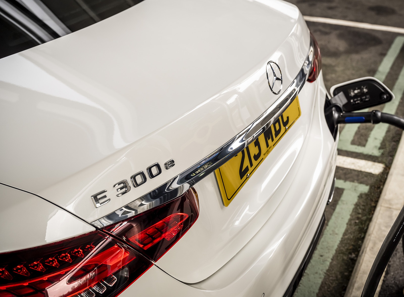 2021 Mercedes-Benz E 300 e Plug-In Hybrid (UK-Spec) Charging Wallpapers #64 of 167