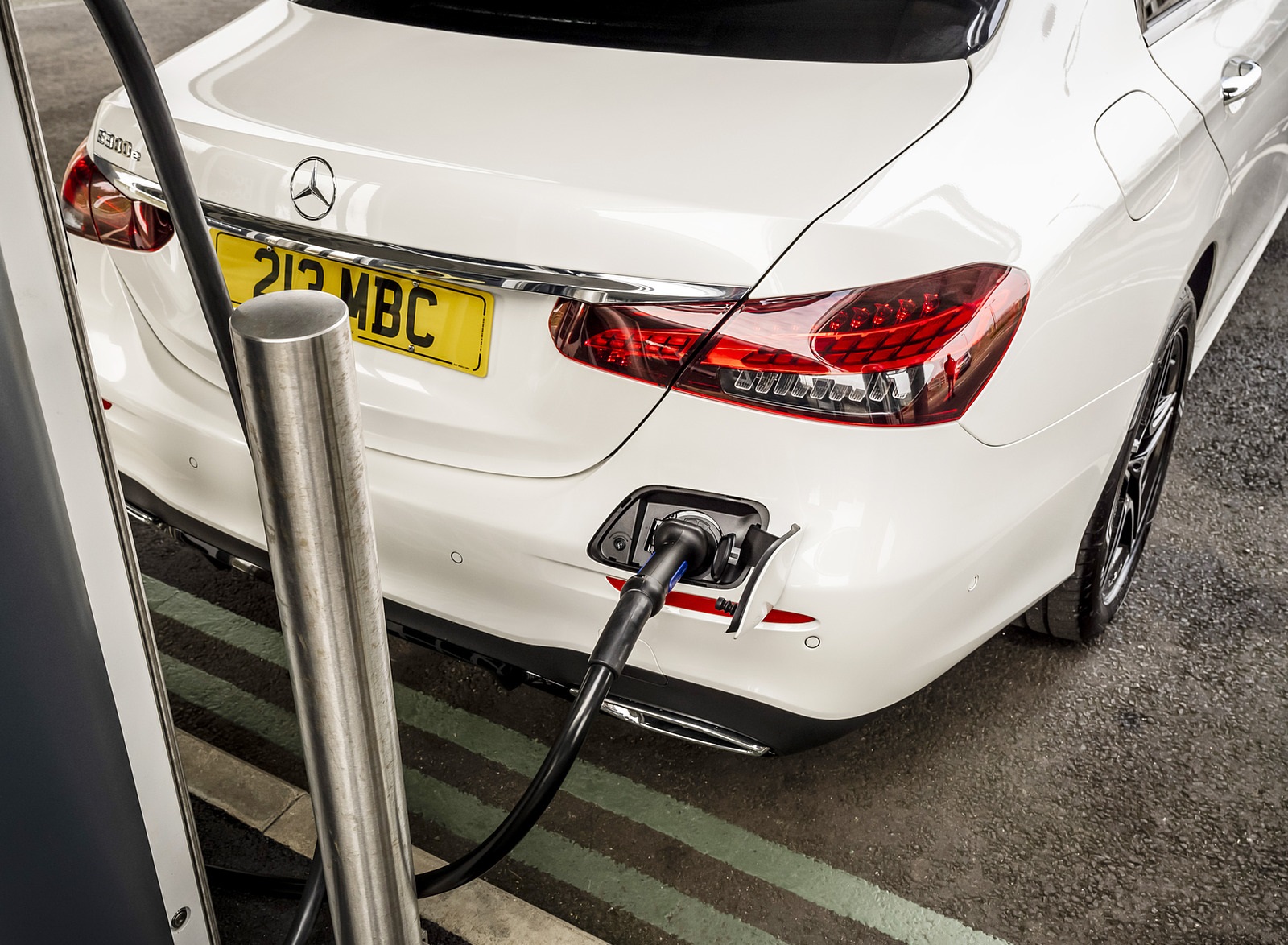 2021 Mercedes-Benz E 300 e Plug-In Hybrid (UK-Spec) Charging Wallpapers #55 of 167