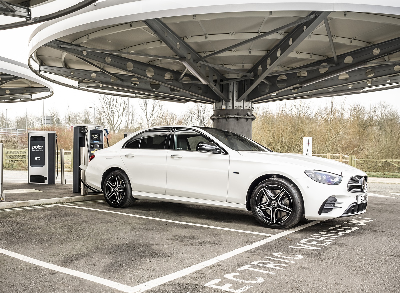 2021 Mercedes-Benz E 300 e Plug-In Hybrid (UK-Spec) Front Three-Quarter Wallpapers #44 of 167