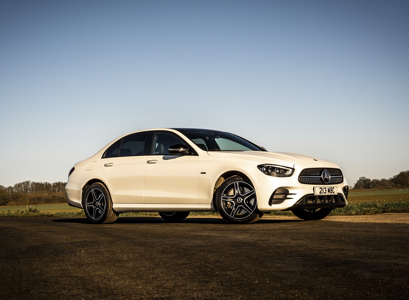 2021 Mercedes-Benz E 300 e Plug-In Hybrid (UK-Spec) Front Three-Quarter Wallpapers #35 of 167