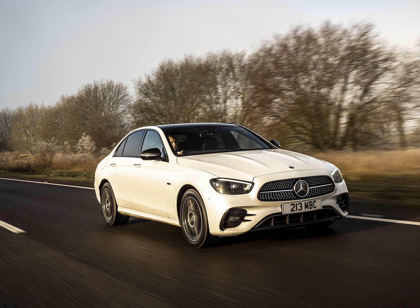 2021 Mercedes-Benz E 300 e Plug-In Hybrid (UK-Spec) Front Three-Quarter Wallpapers #25 of 167