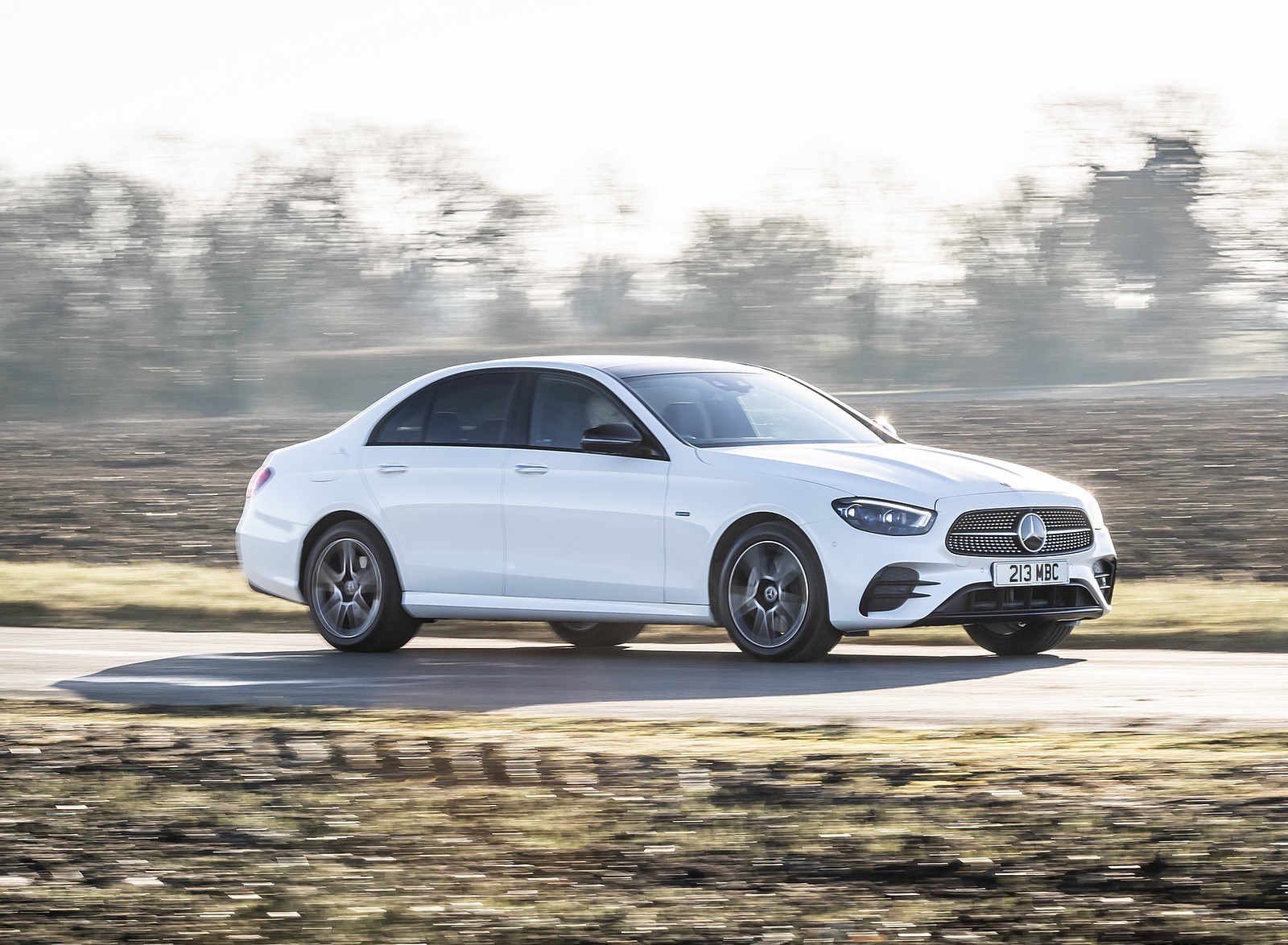 2021 Mercedes-Benz E 300 e Plug-In Hybrid (UK-Spec) Front Three-Quarter Wallpapers #19 of 167