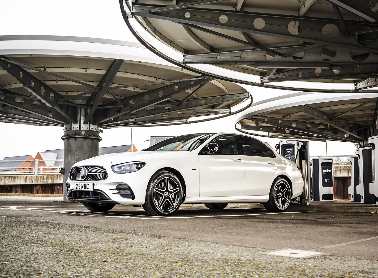 2021 Mercedes-Benz E 300 e Plug-In Hybrid (UK-Spec) Front Three-Quarter Wallpapers #45 of 167