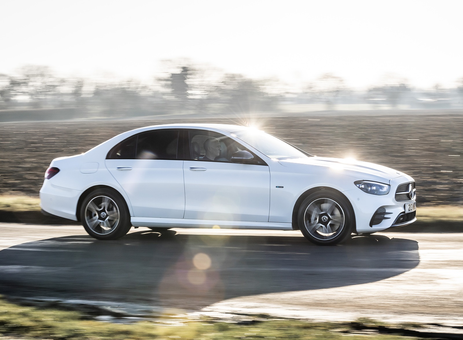 2021 Mercedes-Benz E 300 e Plug-In Hybrid (UK-Spec) Front Three-Quarter Wallpapers #20 of 167