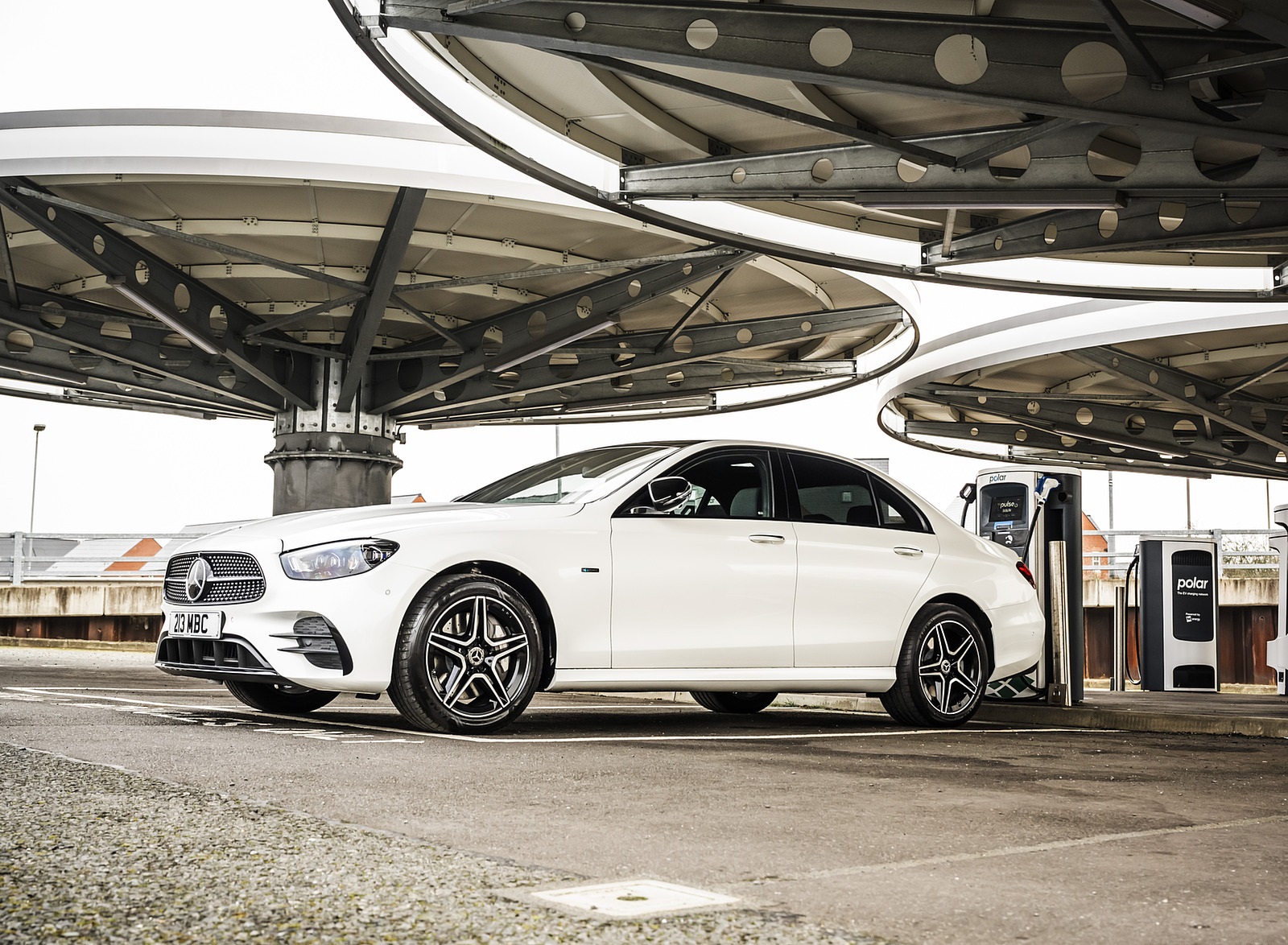 2021 Mercedes-Benz E 300 e Plug-In Hybrid (UK-Spec) Front Three-Quarter Wallpapers #46 of 167