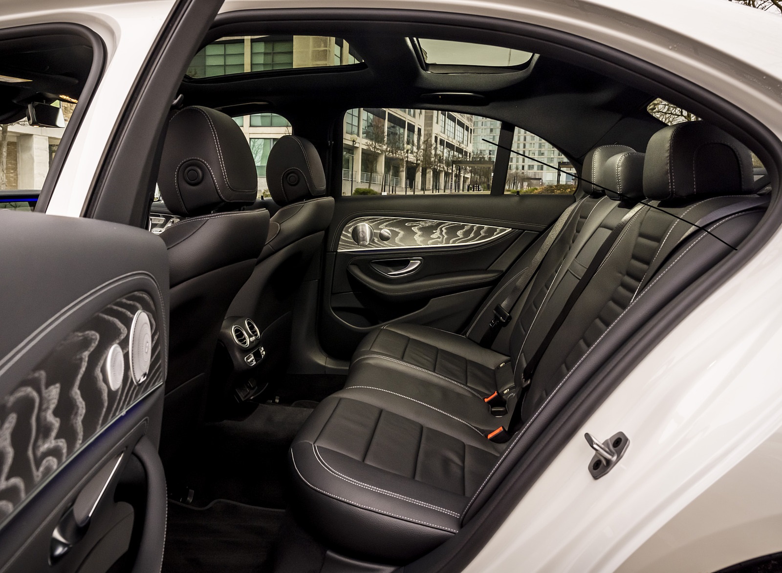 2021 Mercedes-Benz E 300 e Plug-In Hybrid (UK-Spec) Interior Rear Seats Wallpapers #71 of 167