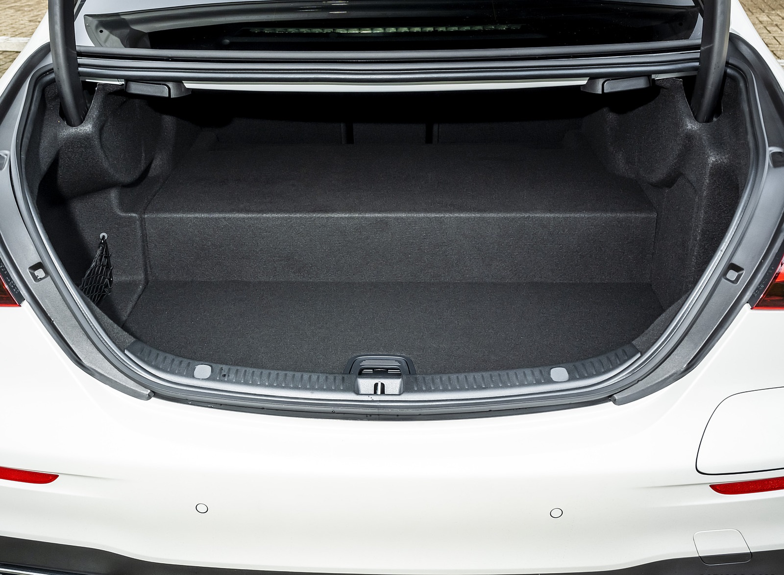 2021 Mercedes-Benz E 300 e Plug-In Hybrid (UK-Spec) Trunk Wallpapers #73 of 167