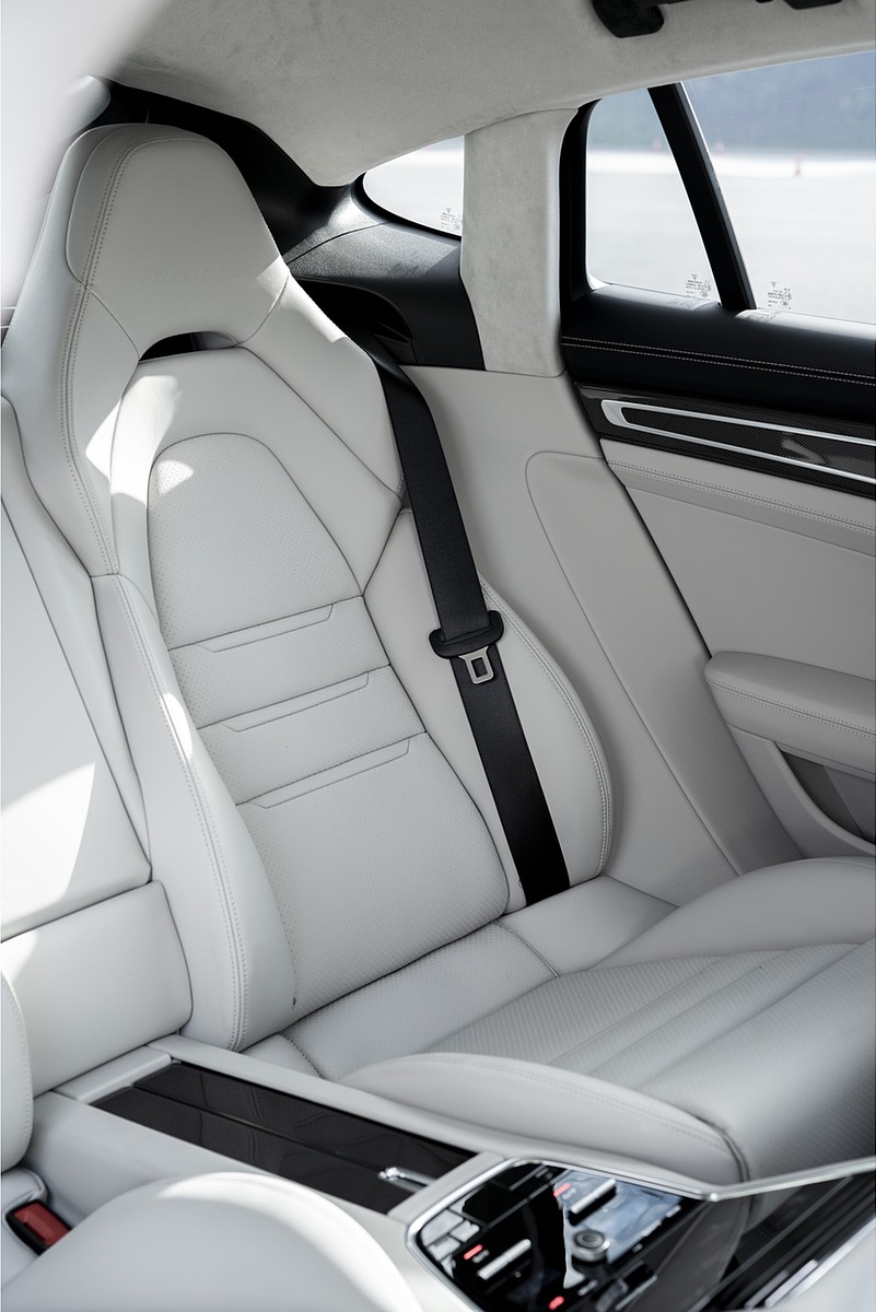 2021 Porsche Panamera Turbo S (Color: Cherry Metallic) Interior Rear Seats Wallpapers #51 of 137