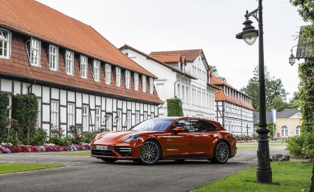 2021 Porsche Panamera Turbo S Sport Turismo (Color: Papaya Metallic) Front Three-Quarter Wallpapers 450x275 (40)