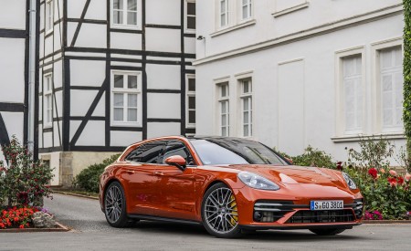 2021 Porsche Panamera Turbo S Sport Turismo (Color: Papaya Metallic) Front Three-Quarter Wallpapers 450x275 (42)