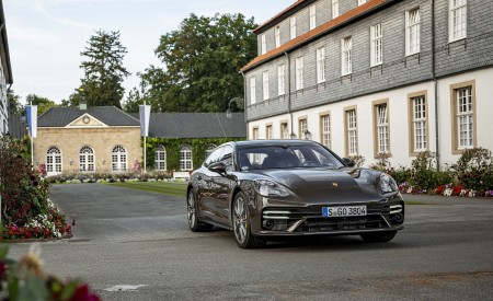 2021 Porsche Panamera Turbo S Sport Turismo (Color: Truffle Brown Metallic) Front Three-Quarter Wallpapers 450x275 (89)