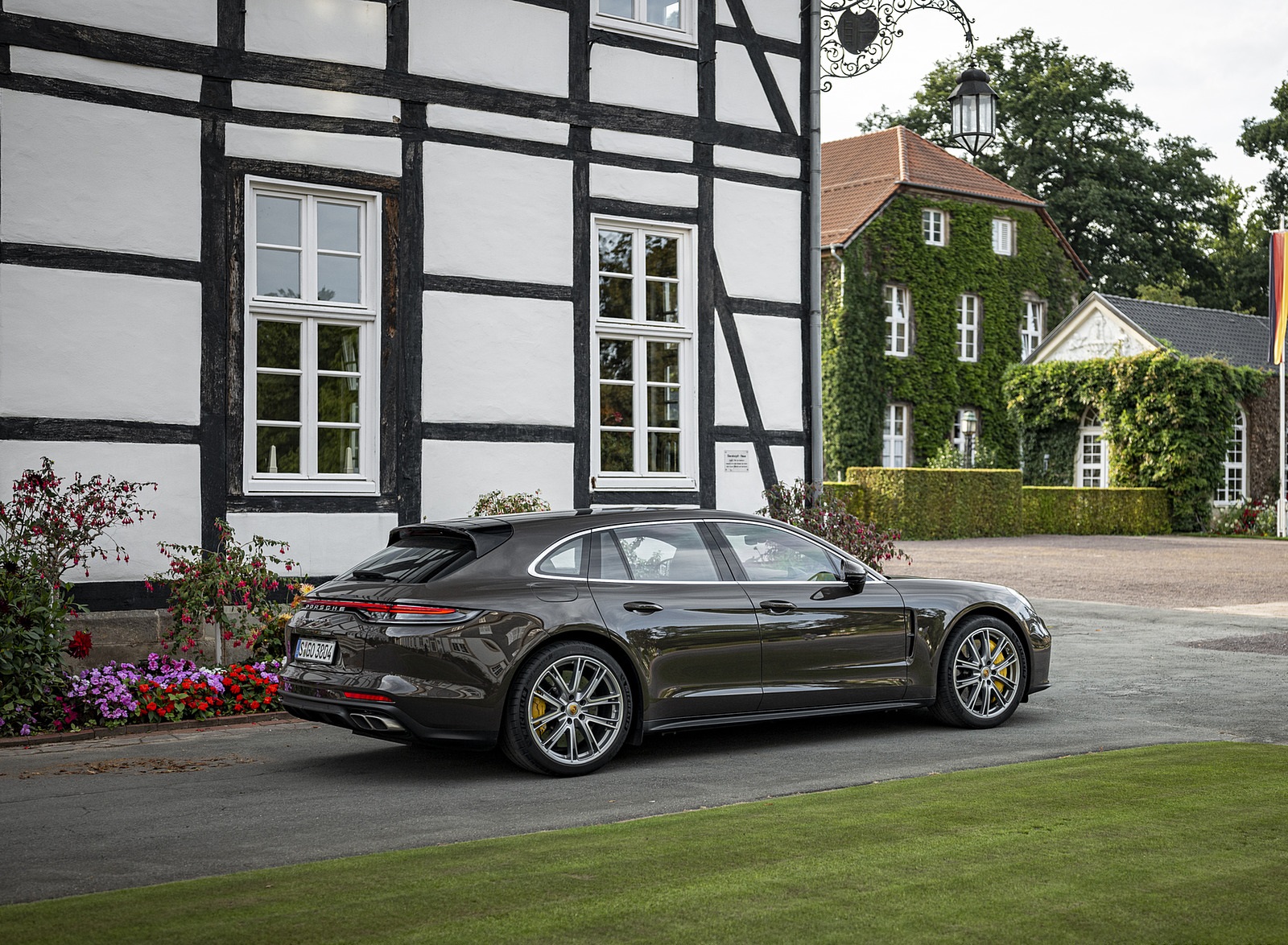 2021 Porsche Panamera Turbo S Sport Turismo (Color: Truffle Brown Metallic) Rear Three-Quarter Wallpapers #93 of 114