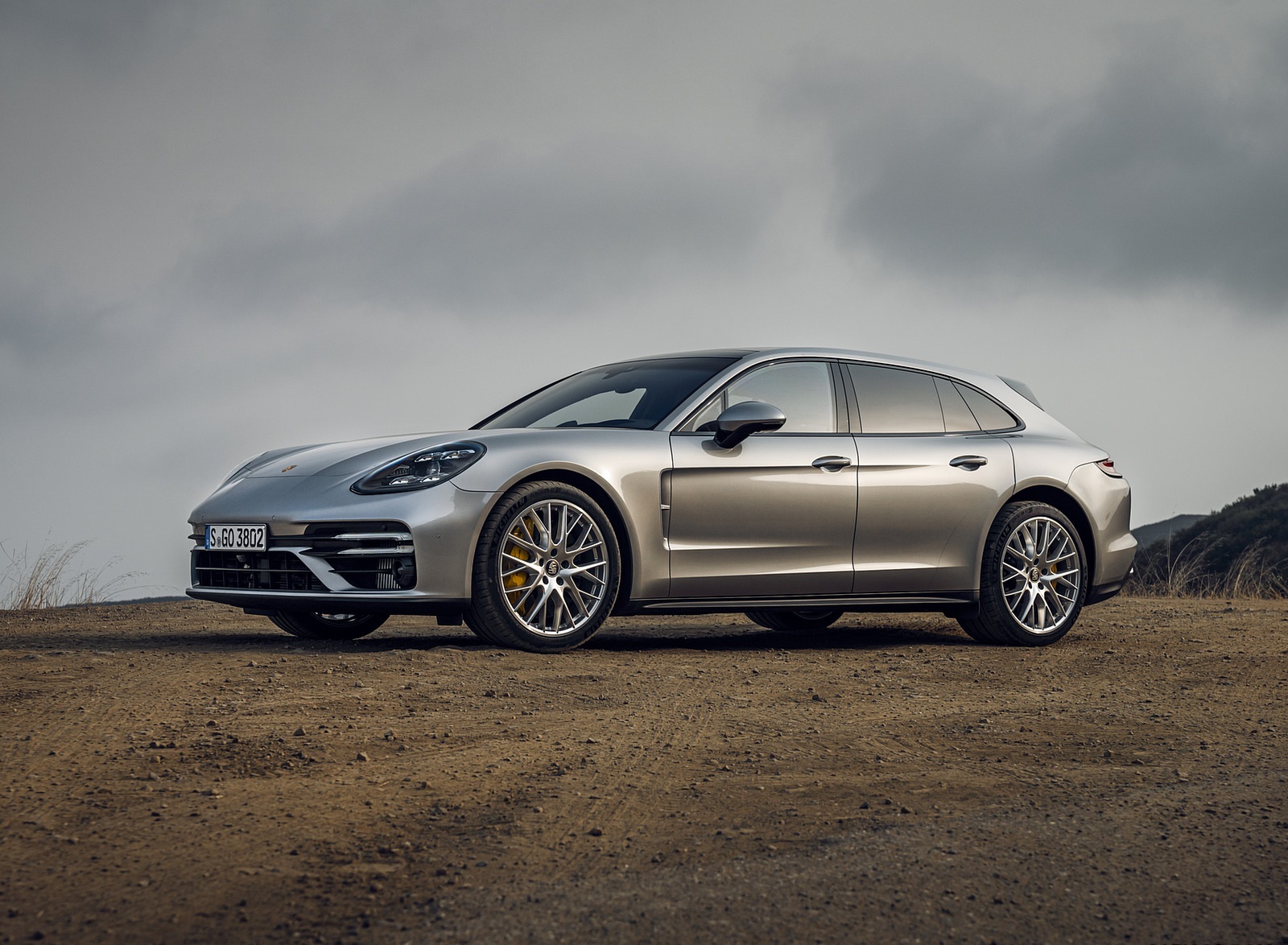 2021 Porsche Panamera Turbo S Sport Turismo (US-Spec; Color: GT Silver Metallic) Front Three-Quarter Wallpapers #15 of 114