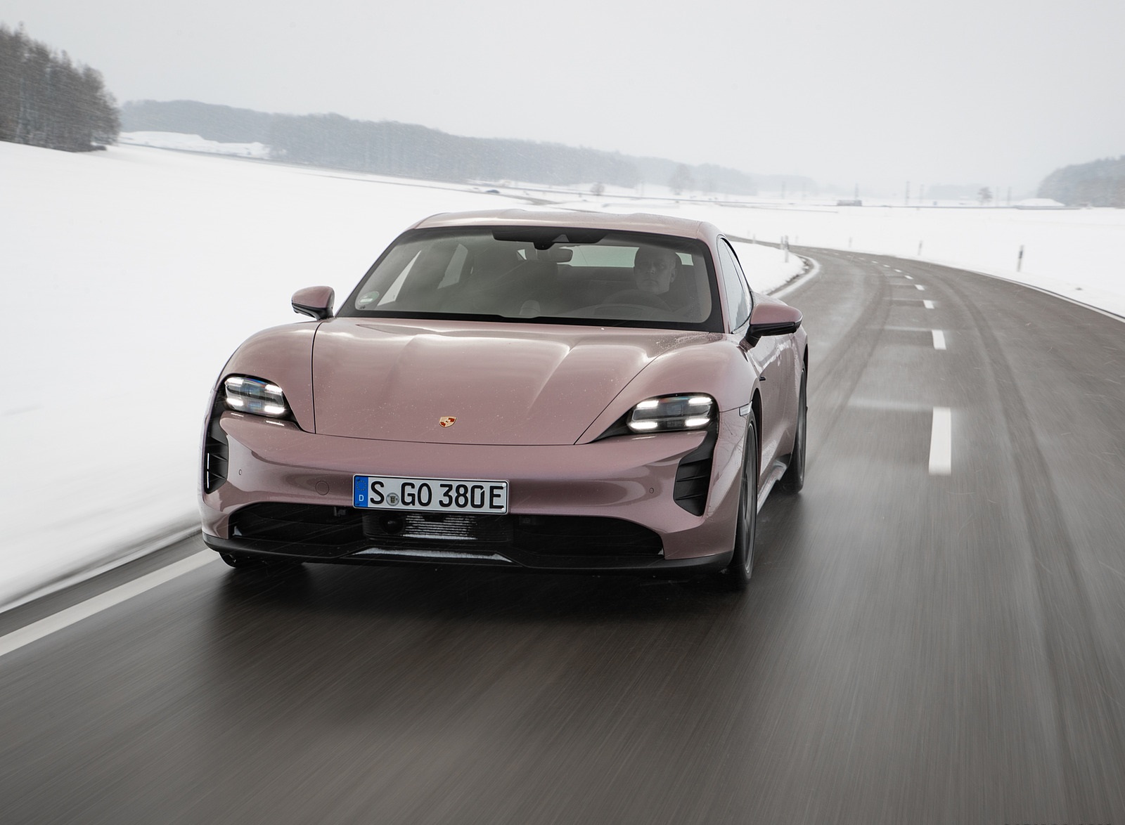 Porsche Taycan розовый металлик