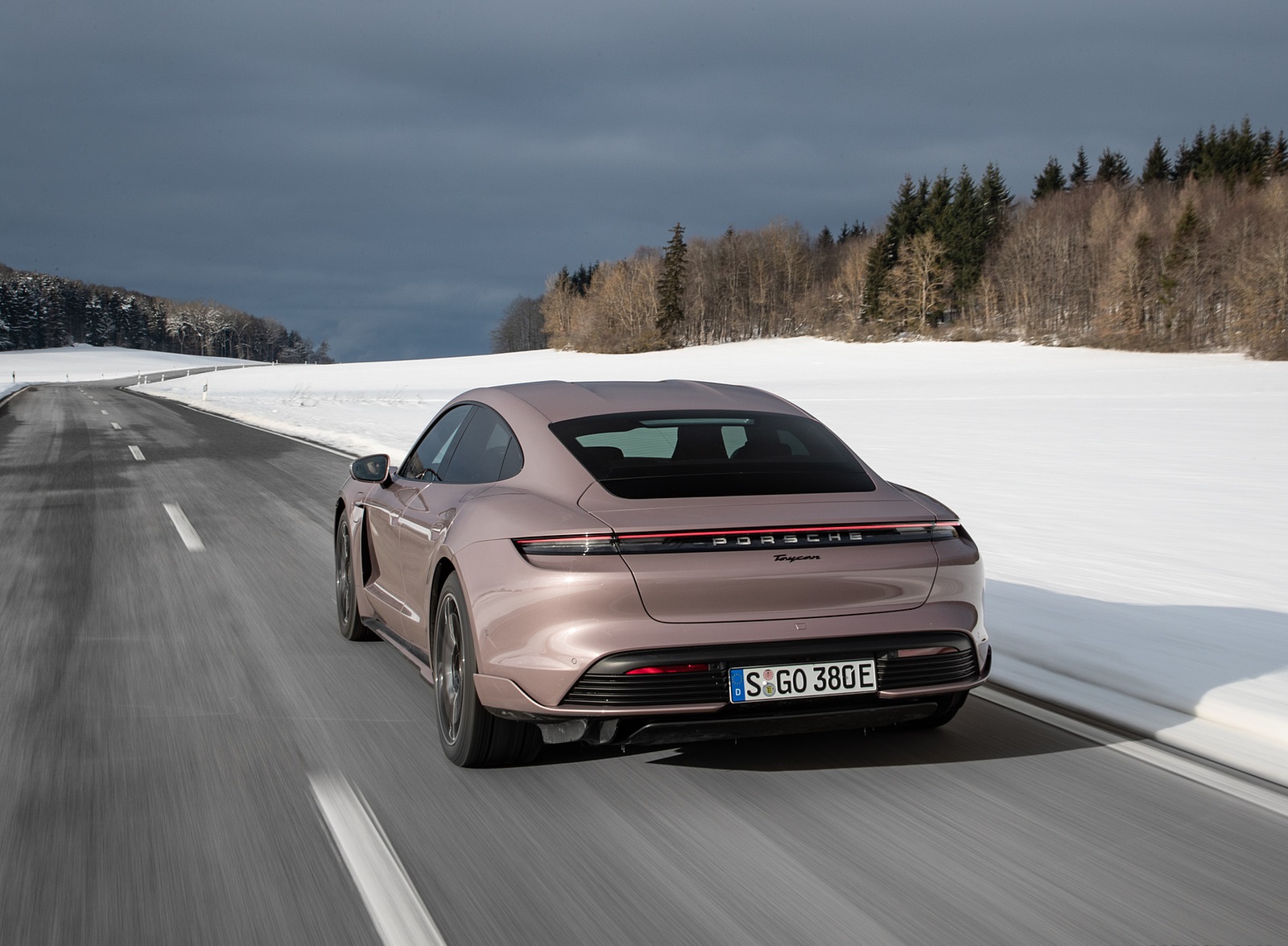 Porsche Taycan розовый металлик