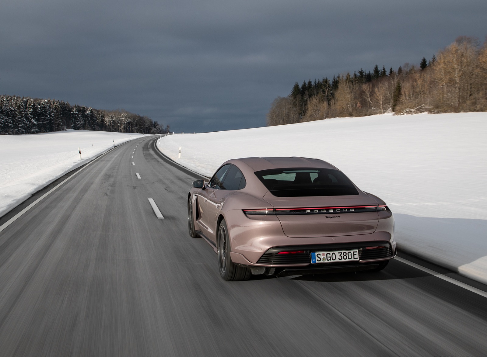 Porsche Taycan розовый металлик
