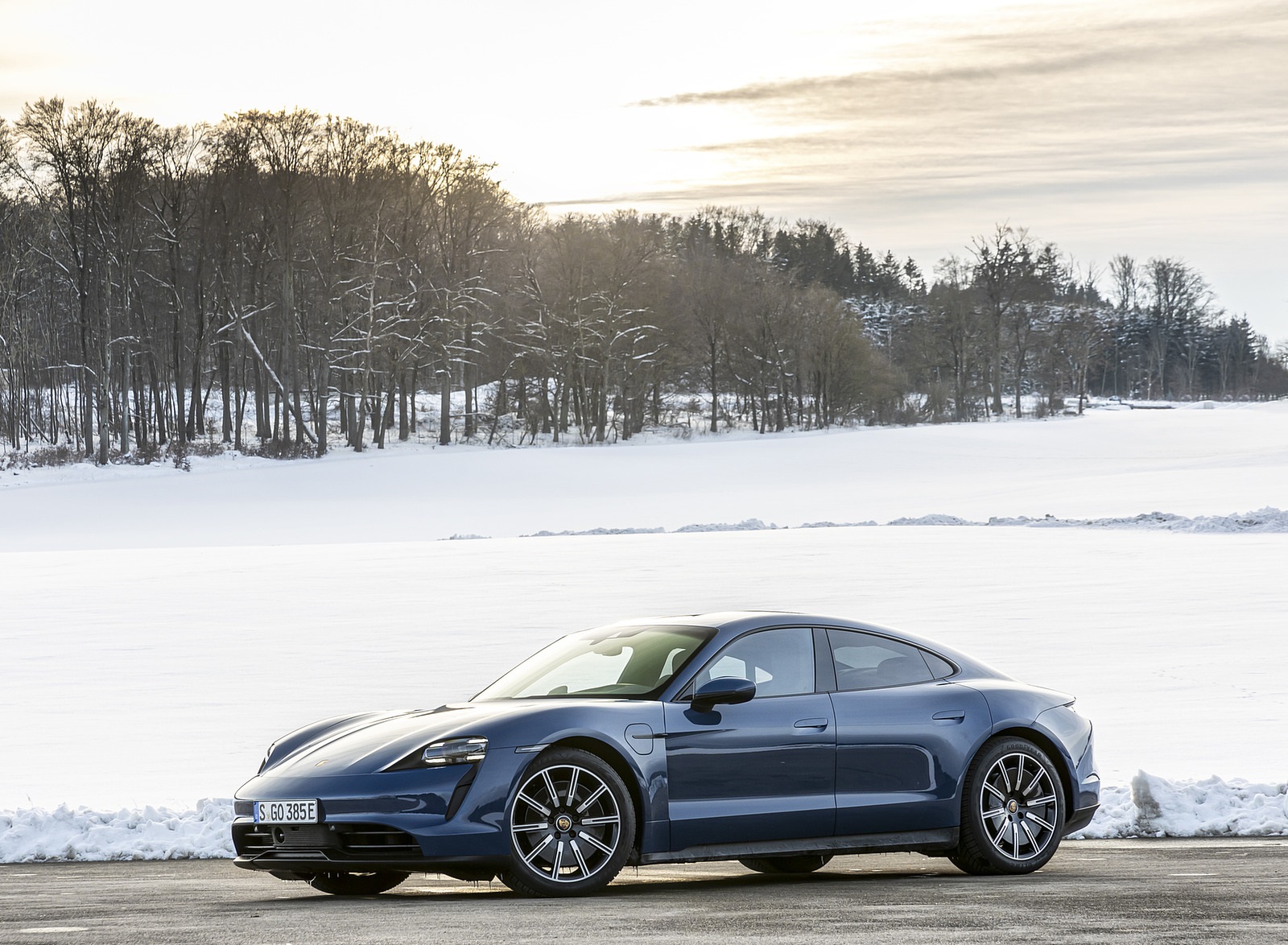 2021 Porsche Taycan (Color: Neptune Blue) Front Three-Quarter Wallpapers #33 of 218