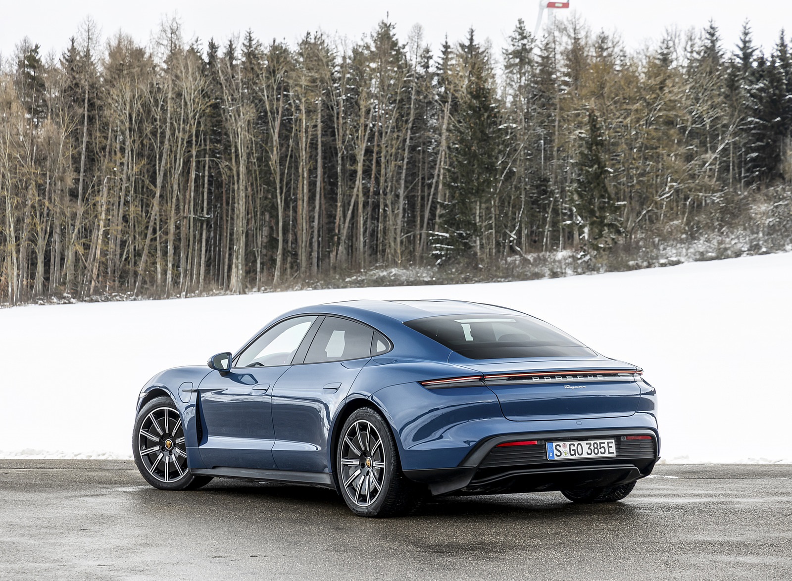 2021 Porsche Taycan (Color: Neptune Blue) Rear Three-Quarter Wallpapers #35 of 218