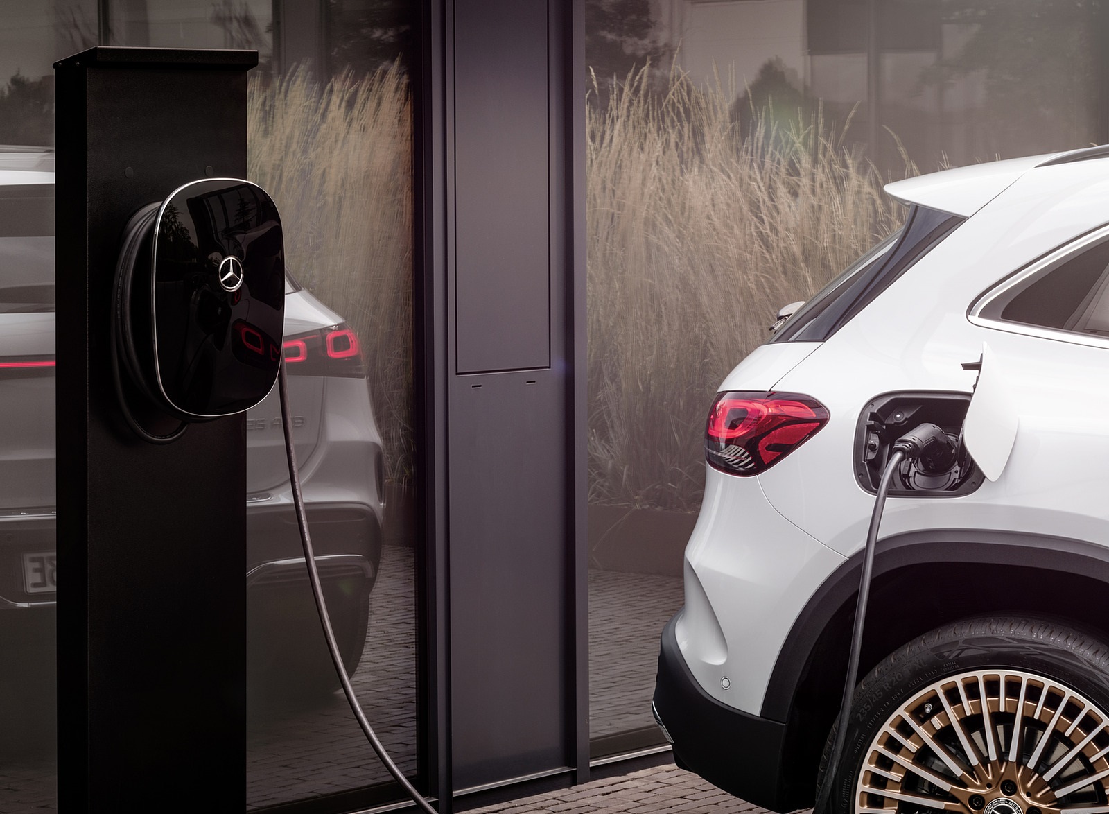 2022 Mercedes-Benz EQA EQA 250 Edition 1 (Color: Digital White) Charging Wallpapers #33 of 91