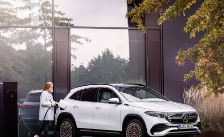 2022 Mercedes-Benz EQA EQA 250 Edition 1 (Color: Digital White) Front Three-Quarter Wallpapers  450x275 (22)