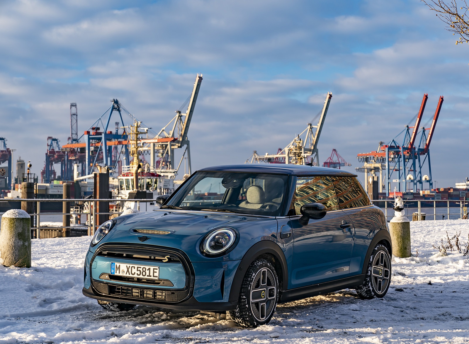 2021 MINI Cooper SE Electric Front Three-Quarter Wallpapers #45 of 61
