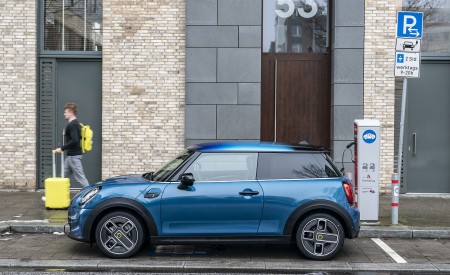 2021 MINI Cooper SE Electric Side Wallpapers 450x275 (48)
