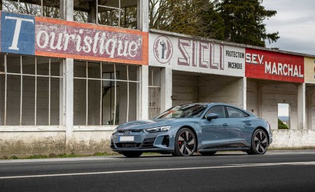 2022 Audi E-Tron GT Quattro (Color: Kemora Gray Metallic) Front Three-Quarter Wallpapers 450x275 (138)