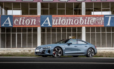 2022 Audi E-Tron GT Quattro (Color: Kemora Gray Metallic) Front Three-Quarter Wallpapers 450x275 (139)