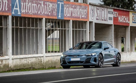 2022 Audi E-Tron GT Quattro (Color: Kemora Gray Metallic) Front Wallpapers 450x275 (140)