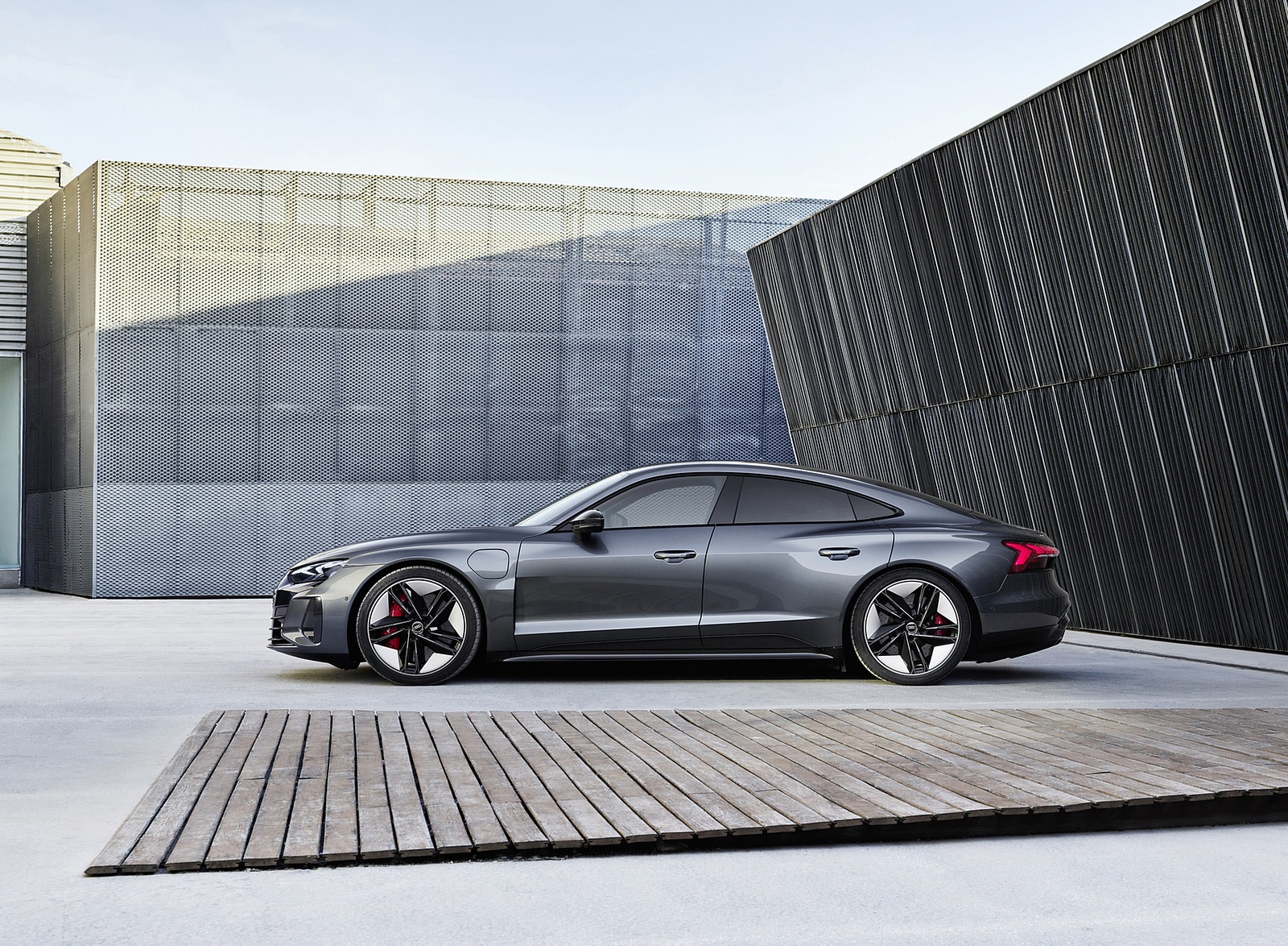 2022 Audi RS e-tron GT (Color: Daytona Grey) Side Wallpapers #143 of 174