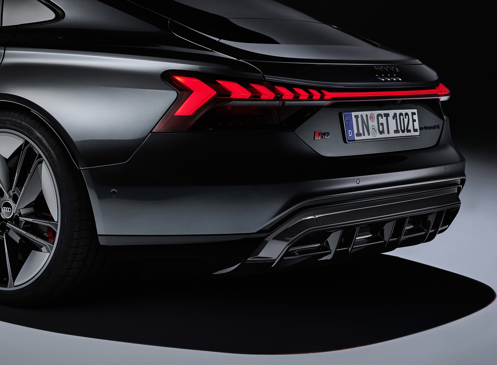 2022 Audi RS e-tron GT (Color: Daytona Grey) Tail Light Wallpapers #74 of 174