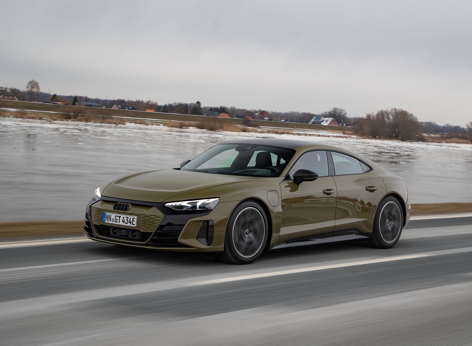 2022 Audi RS e-tron GT (Color: Tactical Green Metallic) Front Three-Quarter Wallpapers #3 of 174