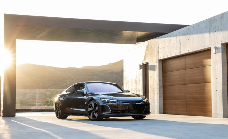 2022 Audi RS e-tron GT Front Three-Quarter Wallpapers  450x275 (19)