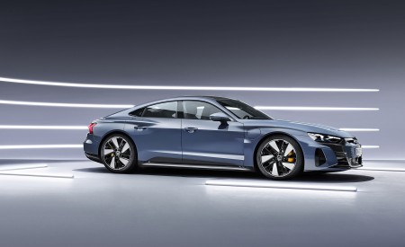 2022 Audi e-tron GT quattro (Color: Kemora Grey Metallic) Front Three-Quarter Wallpapers 450x275 (59)