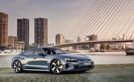 2022 Audi e-tron GT quattro (Color: Kemora Grey Metallic) Front Three-Quarter Wallpapers 450x275 (46)