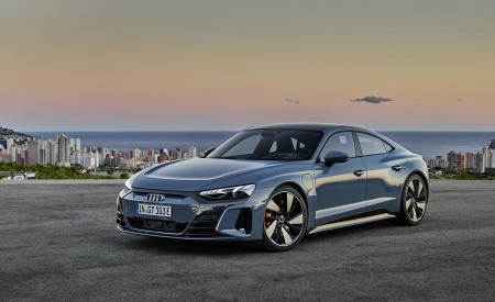 2022 Audi e-tron GT quattro (Color: Kemora Grey Metallic) Front Three-Quarter Wallpapers 450x275 (39)
