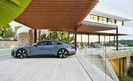 2022 Audi e-tron GT quattro (Color: Kemora Grey Metallic) Side Wallpapers 450x275 (51)